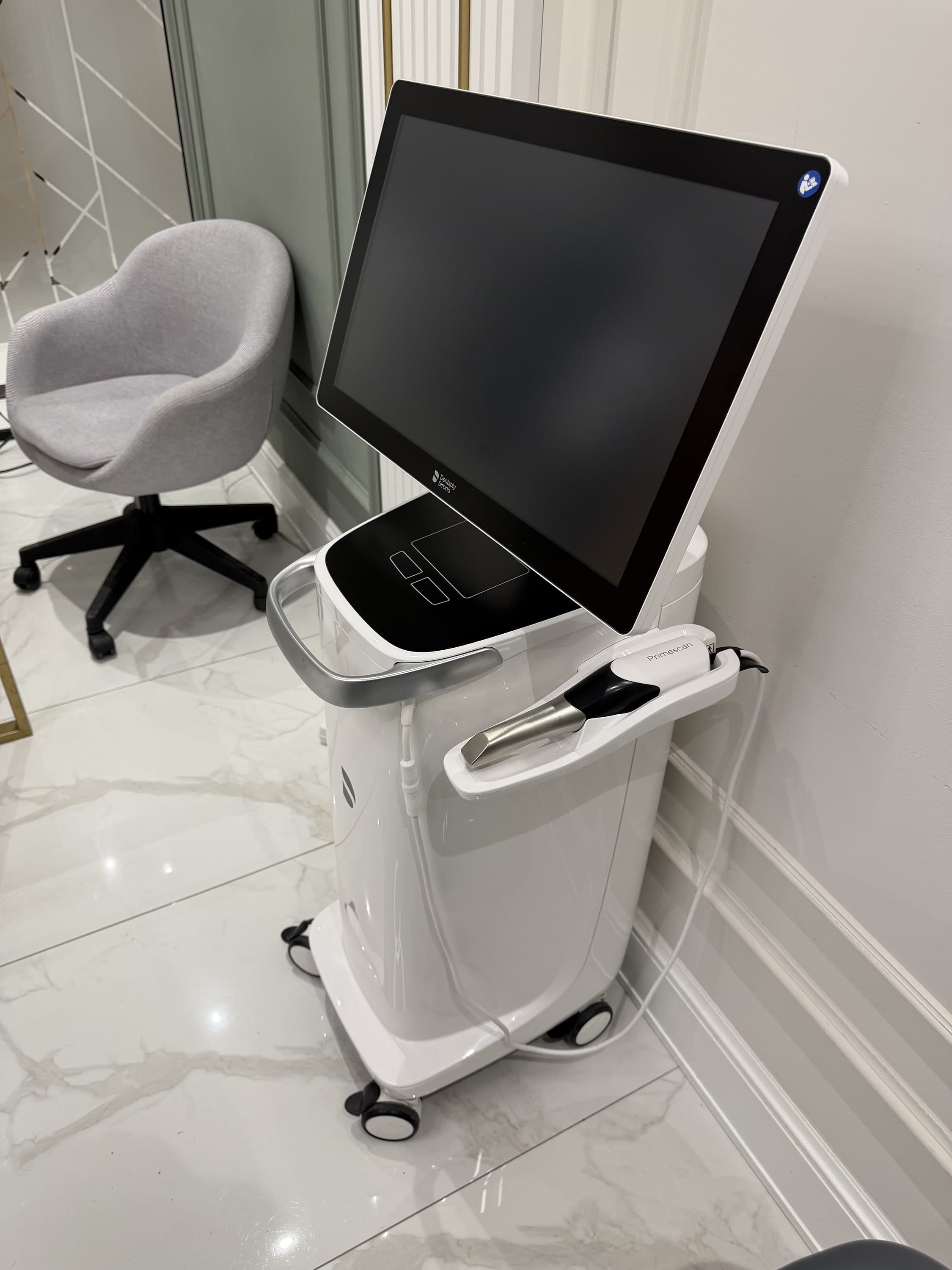 Ataköy Bakırköy Klinik Dt. Mahmut Alp Dentsply Sirona Primescan AC 3D-Intraoralscanner und CAD/CAM-Station